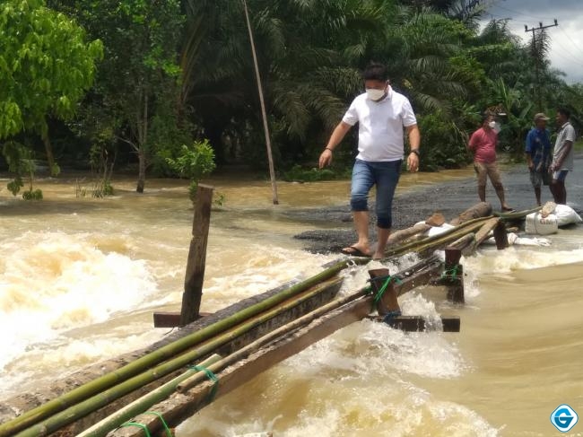 Bertiti Diatas Jembatan Kayu dan Bambu Yang Dibuat Warga, Bang Dhin Melihat Langsung Kondisi Jalan Putus di Desa Setiung
