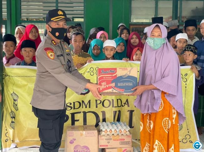 Wujudkan Rasa Peduli, Biro SDM polda NTB Bagi - Bagi Sembako Untuk Panti Sosial 