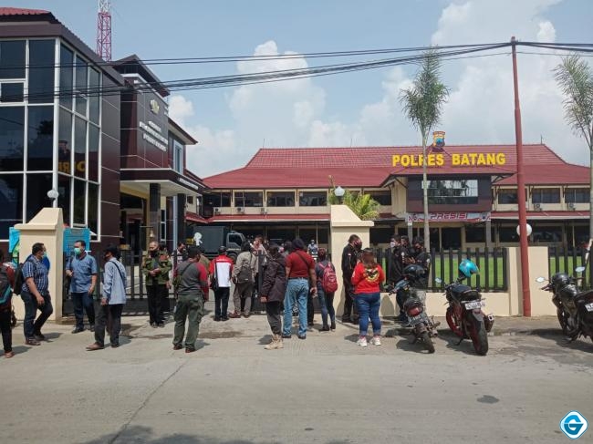 Puluhan Wartawan dan LSM Laporkan Yuli Pratama ke Polres Batang