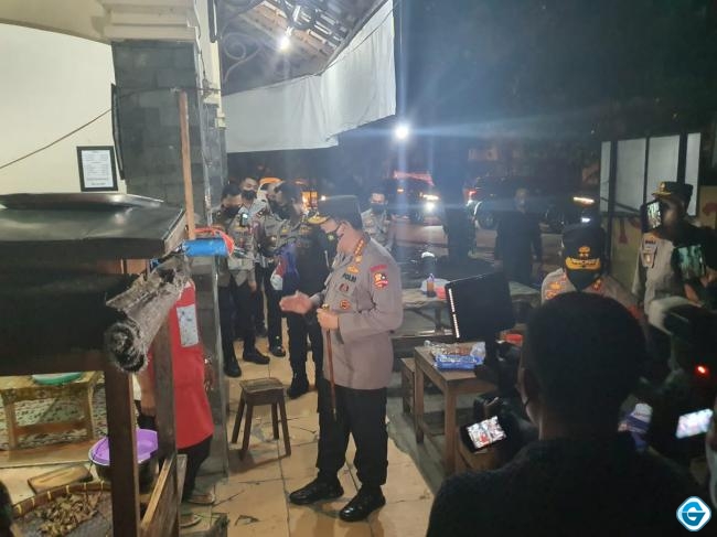 Kapolri Keliling Kota Solo Bagikan Sembako Pada Pedagang Hik dan Warga  Surakarta