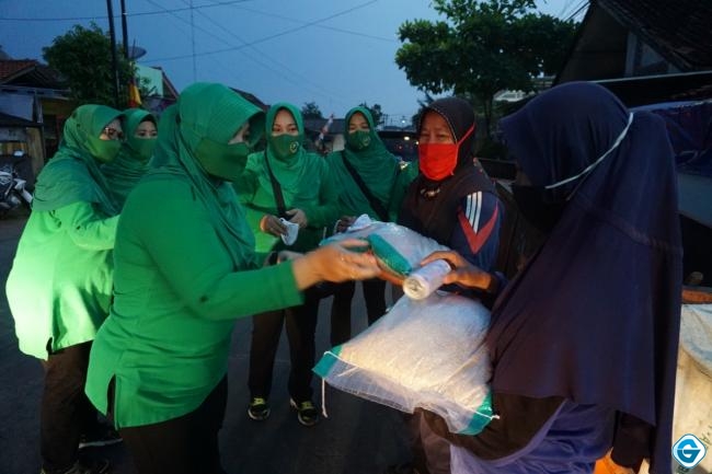 Jumat Berkah, Persit KCK Cabang XXIV Kodim Batang Berbagi Paket Beras Beserta Masker Kepada Masyarakat Kurang Mampu