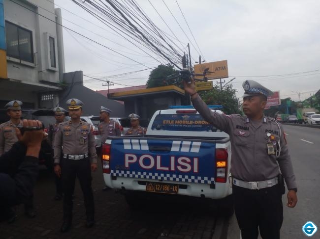 Uji coba penggunaan Drone ETLE, Polda Jateng bersama Polres Semarang pantau pelanggar di jalur Ungaran. 