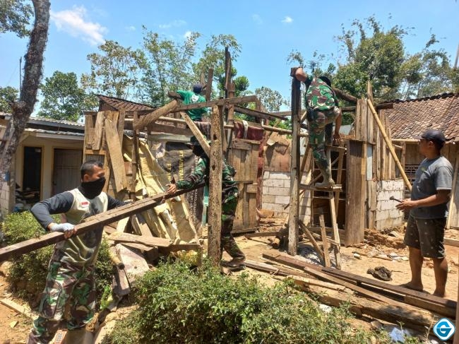 TNI Bersama Warga Bongkar Rumah Sasaran TMMD 