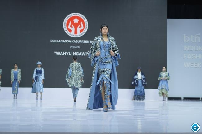 Dari Ngawi Melesat ke Runway, Desainer Muda Ngawi Guncang IFW 2025