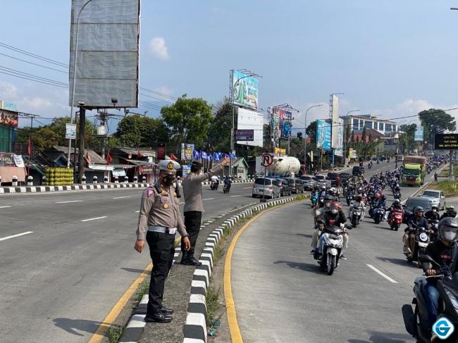 Kapolres Semarang pantau langsung pengamanan lintasan suporter PSIS Semarang ke Solo. 