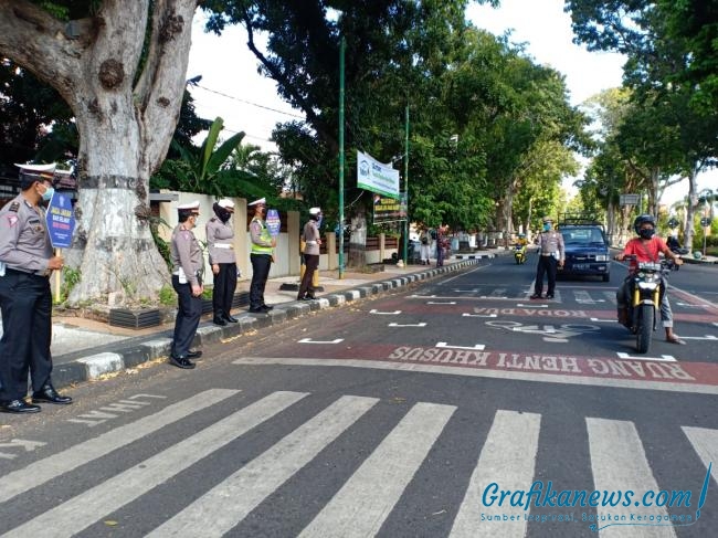 Polresta Mataram Berlakukan Jaga Jarak Di Lampu Merah