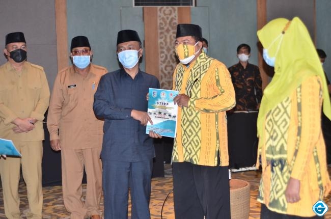 Bupati Fauzan Serahkan Sertifikat STTPP Diklat Calon Kepala Sekolah di Lombok Barat