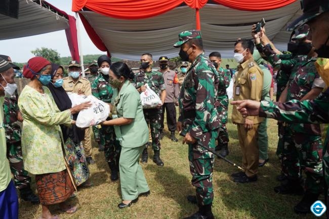 Akademi Militer Bagikan 2.500 Paket Sembako dan Sunat Massal di Desa Sidorejo Batang