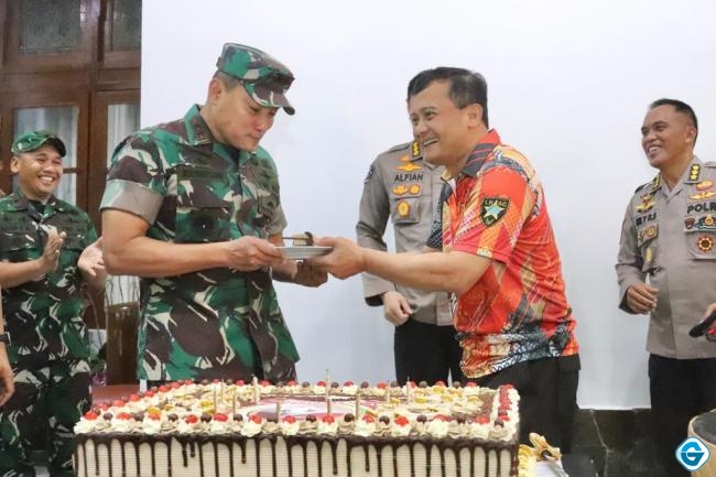 HUT Bhayangkara Ke 76, Pangdam IV Diponegoro Berikan Kejutan Ke Kapolda Jateng