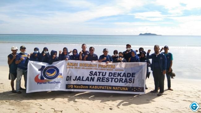 Berbaur Bersama Masyarakat Dua Anggota DPRD Natuna Bersihkan Pantai Teluk Selahan
