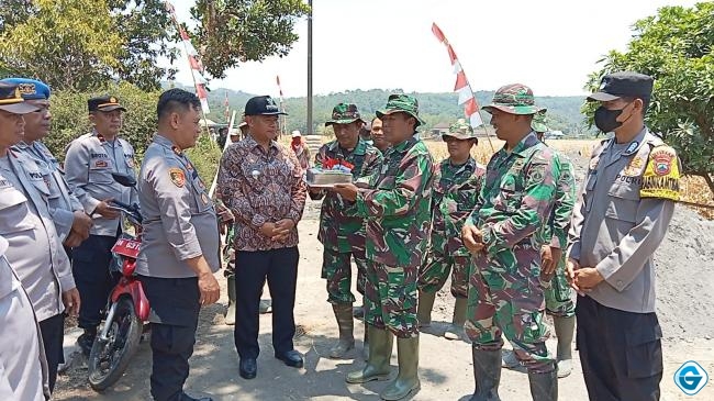 Kapolsek Boja Grudug Lokasi TMMD Ucapkan Selamat HUT TNI