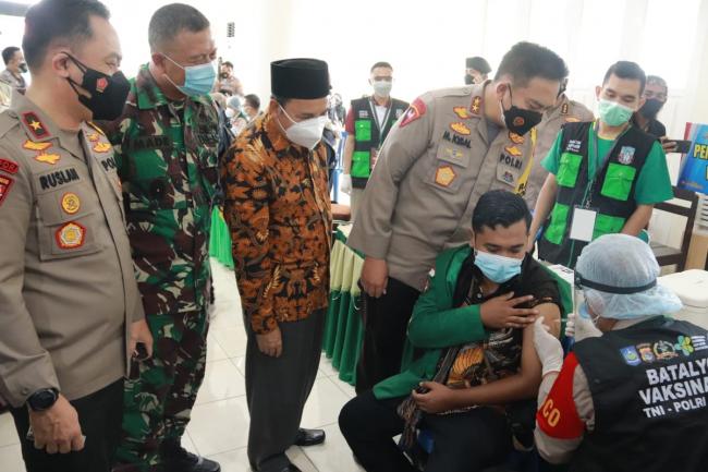 Vaksinasi Polda NTB Goes to Campus Disambut Antusias Mahasiswa
