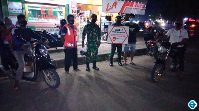 Gelar Patroli Malam Bintara Otsus Papua Sampaikan Himbauan Prokes  Ke Warga