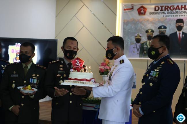 Kapolres Natuna Berikan Kue Ulang Tahun di Hari Jadi TNI Ke 76 di Mako Lanal Ranai