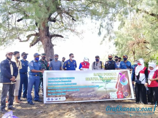 Pulihkan Wisata dengan Tetap Terapkan Protokol Kesehatan, INTI NTB, JMSI dan UPP Pemenang Bagikan Face Shield dan Tanam Kenari