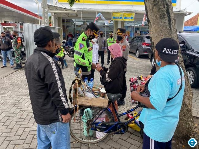 Kapolres berikan rejeki Ibu penjual kopi di sela Pengamanan Lintasan Wakapolda
