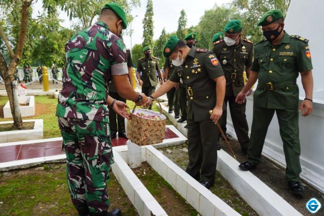 Ziarah Dan Tabur Bunga Dalam Rangka Memperingati Hari Juang TNI AD Ke 76