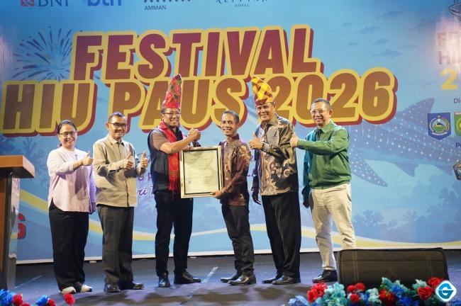 Menteri Hukum Serahkan Sertifikat Hak Cipta Lagu Festival Hiu Paus 2026
