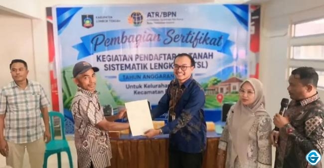 kantah-lombok-tengah-serahkan-84-sertipikat-ptsl-di-praya-warga-peroleh-kepastian-hukum