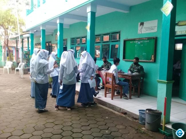 TNI Gencar Vaksinasi Pelajar