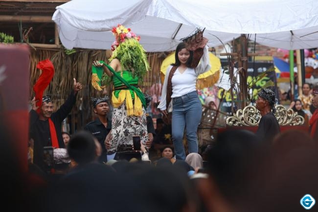 Ritual â€˜Seblang Olehsariâ€™ Ramai Dipadati Pengunjung