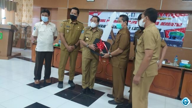 Maksimalkan Pelayanan Pajak, Pemda KLU Hibahkan Mobil Samsat Ke Provinsi