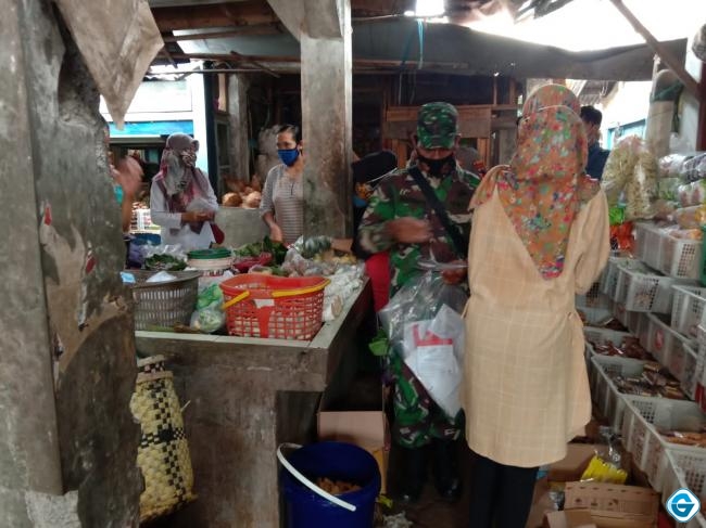 Pantau Protokol Kesehatan, Serda Mujianto Berikan Masker dan Edukasi Pelaku Ekonomi Pasar Simbang Jati