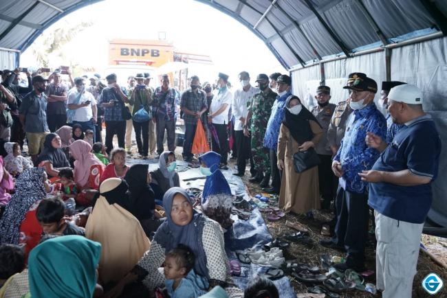 Bupati Serahkan Bantuan Kepada Korban Kebakaran di Desa Sei Apung Jaya