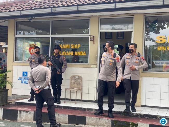 Imbas bom bunuh diri di Bandung, Polres Semarang meningkatkan penjagaan mako. 