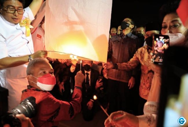 Gubernur Jateng Ganjar Pranowo Bersama Istri Hadiri Perayaan Malam Dharmasanti Trisuci Waisak Di Borobudur