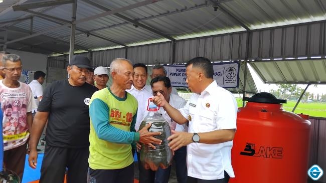Ciptakan Kabupaten Organik, Sugiri Bagikan Pupuk Organik Cair