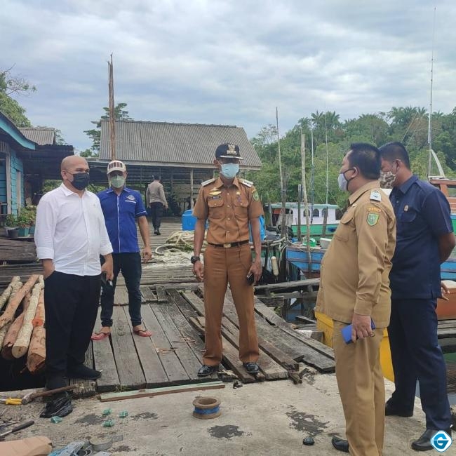 Ketua Komisi I DPRD Natuna Pantau Pemasangan Lampu Penerangan di Tambatan Perahu Desa Sungai Ulu