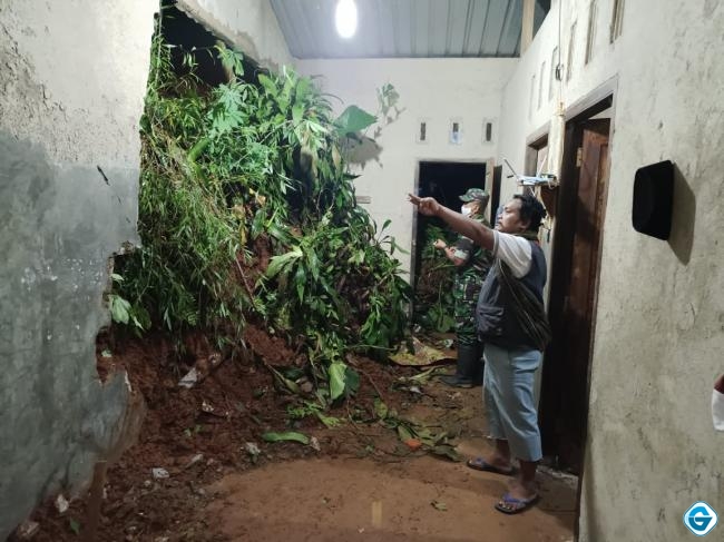 Hujan Deras,Dua Rumah Warga  Rusak Terkena Tanah Longsor