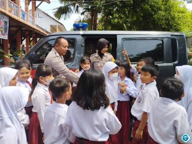 Polres Kendal Gelar Polisi Sahabat Anak Dengan Menjadi Pembina Upacara di SDN 2 Pegulon Kendal 