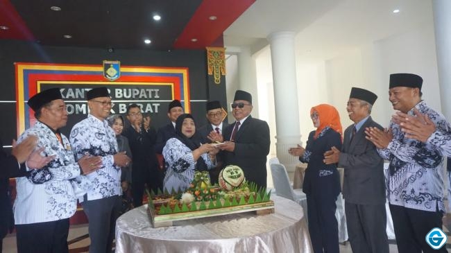 Peringati HUT PGRI ke-78 dan HGN, Ribuan Guru Padati Lapangan Kantor Bupati Lombok Barat 