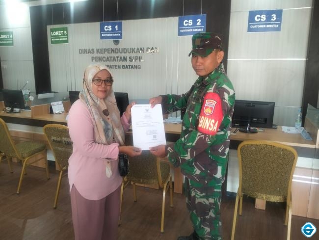 wujud-kepedulian-babinsa-koramil-10batang-dampingi-warga-urus-akte-kelahiran