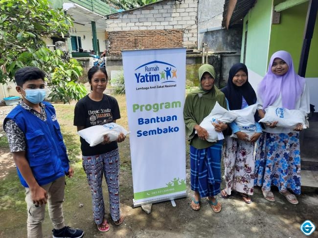 Rumah Yatim NTB Kunjungi Desa Gunungsari Salurkan Bantuan Sembako Bagi Warga Prasejahtera