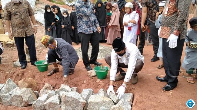 Peletakan Batu Pertama Masjid Utsman Bin Affan oleh Sekda Natuna