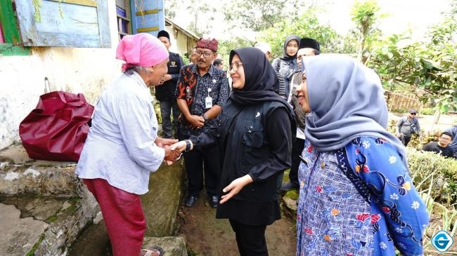 Bupati Ipuk Rela Lalui Jalan Terjal Demi Sambangi Warga Miskin Di Lereng Gunung 