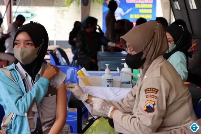 Sasar Warga Yang Belum Vaksin, Polres Banjarnegara Gelar Layanan Vaksin Pengguna Jalan