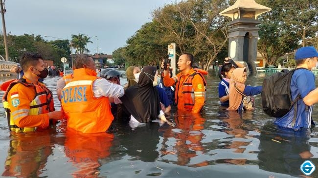 Tanjung Emas Semarang Banjir Rob, Petugas Gabungan Evakuasi Karyawan PT Lamicitra Dengan Perahu Karet