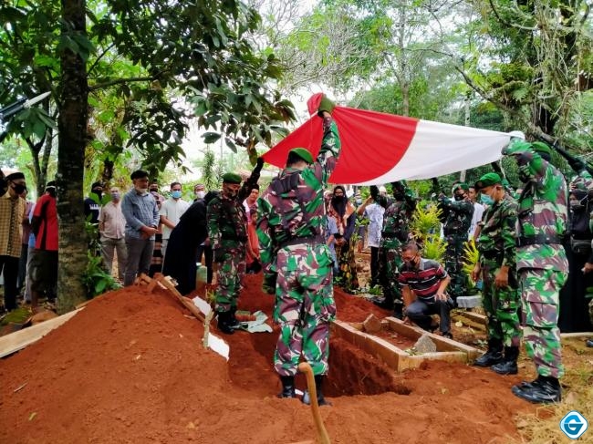 Kodim Batang Gelar Upacara Pemakaman Secara Militer Almarhum Kapten (Purn) Sumitro Rony