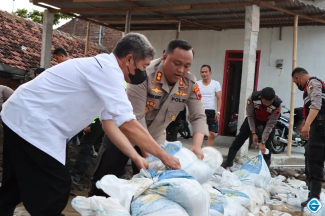 Polres Demak Gelar Aksi Peduli, Bantu Warga Perbaiki Tanggul Jebol Akibat Banjir Rob