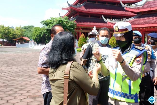 Polda Jateng Bagikan Masker dan Semprot Disinfektan di Kawasan Kelenteng Sam Po Kong.