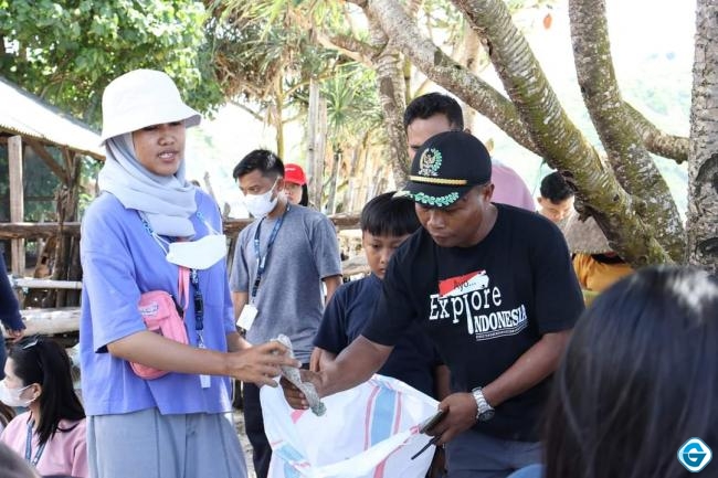 Bersih Pantai, Abdul Majid Berharap Dapat Menjadi Edukasi Bagi Masyarakat Untuk Sadar Lingkungan