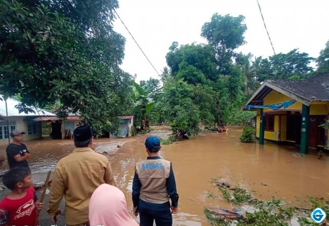 Bupati Lombok Barat Tinjau Korban Banjir di Dua Kecamatan