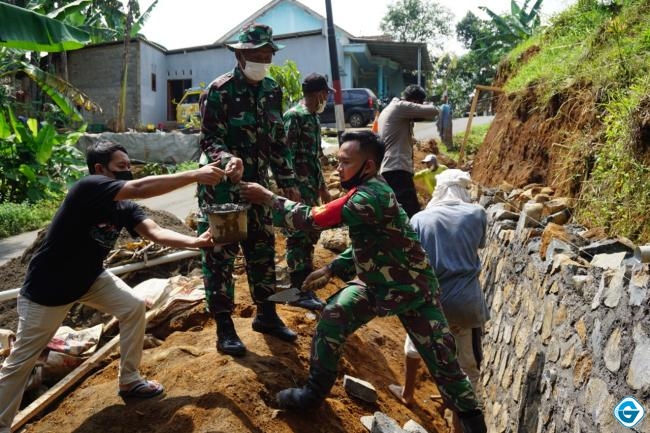 Bhakti TNI Bantu Warga Perbaiki Talud Makam Desa Kalipancur