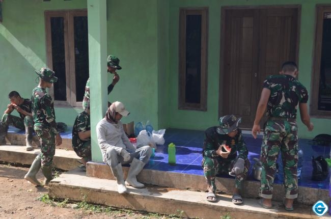 Warga Bantu Sediakan Minuman Untuk TNI dan Warga Yang Sedang Kerja Lapangan