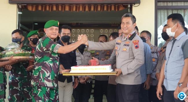 Jajaran Kodim 0714/Salatiga Datangi Mapolres Semarang, Berikan Surprise HUT Bhayangkara Ke 67