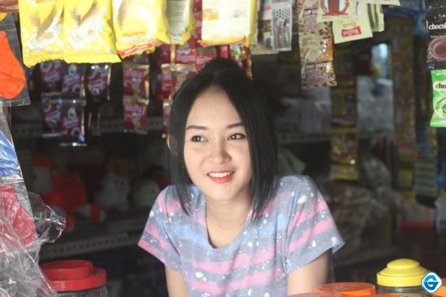 Gadis Penjaga Warung Kopi ini Mirip "Anya Geraldine" ?